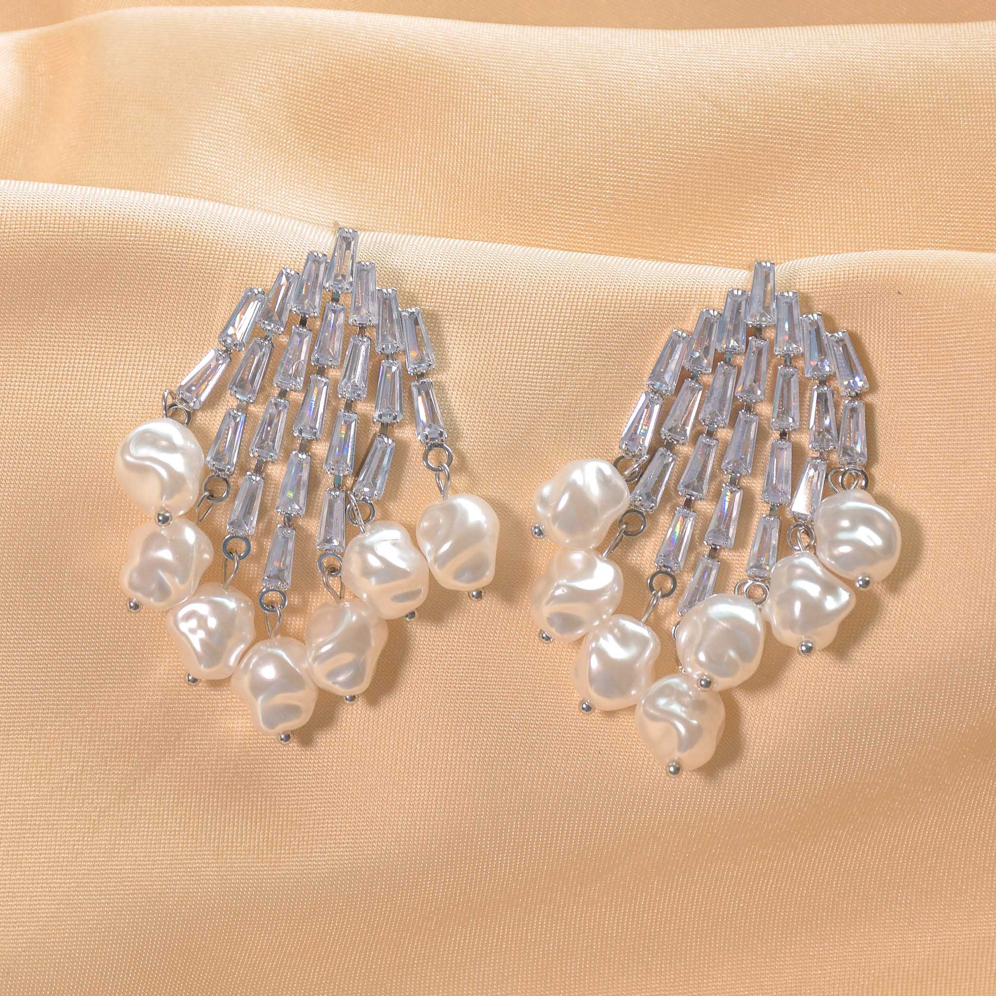 Diamondfall Pearl Earring