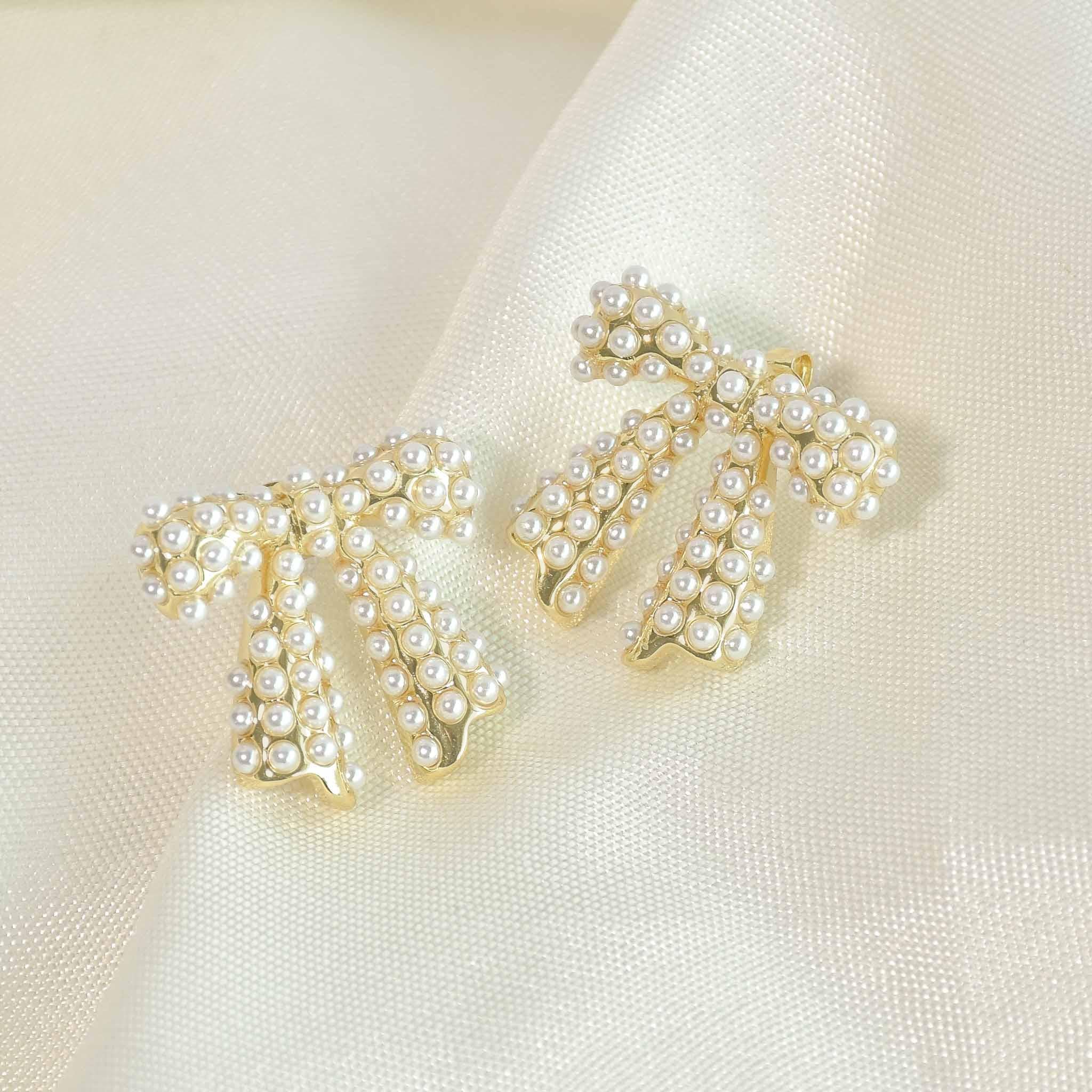 Minimalist Pearl Bow Earring