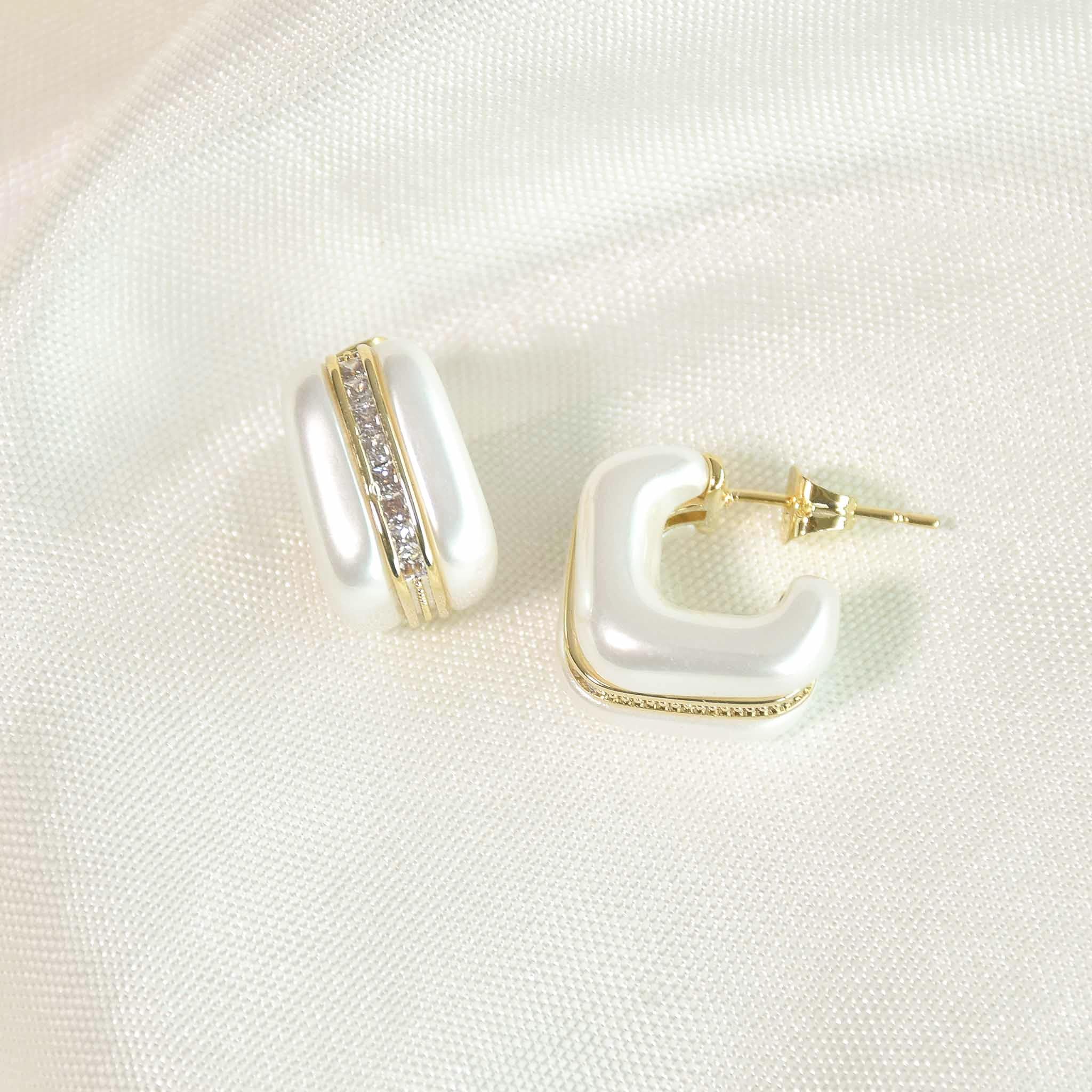Classic Pearl Bar Earring