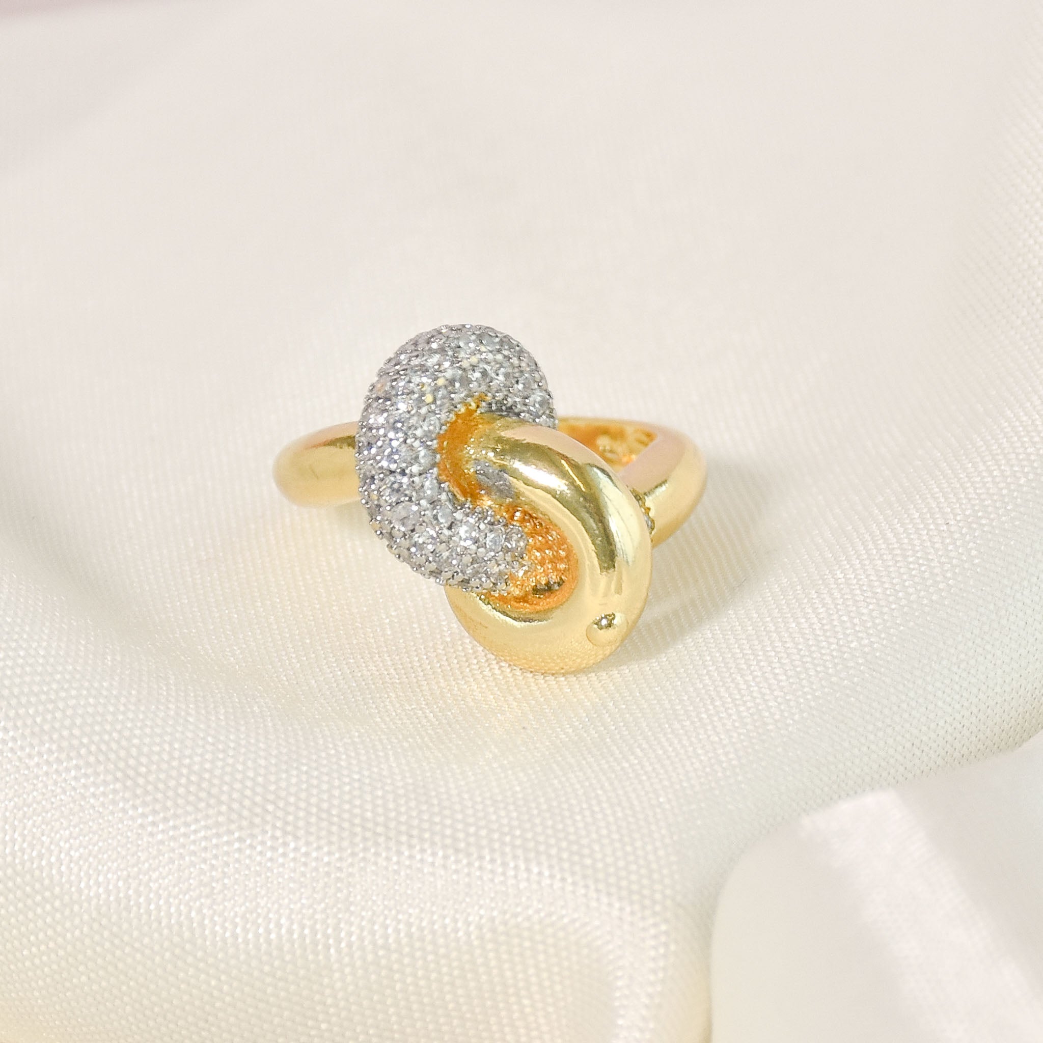 Intertwined Knot Ring