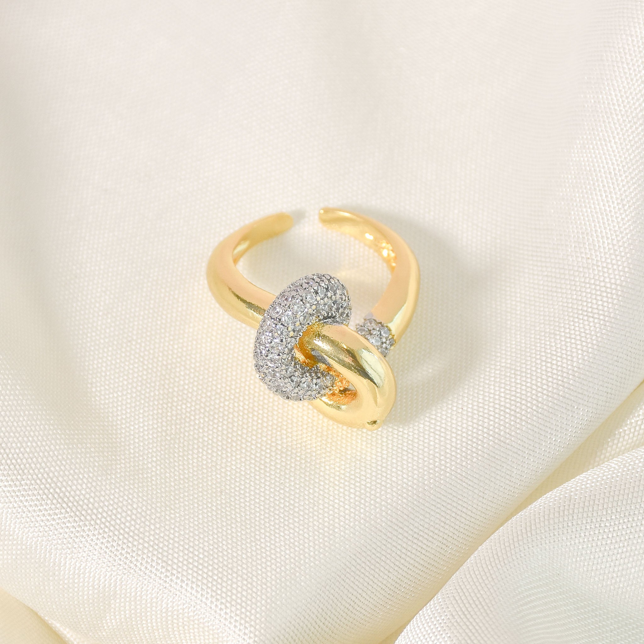 Intertwined Knot Ring