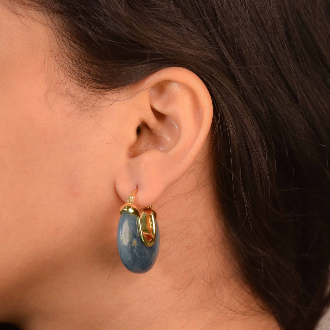 Marbled resin hoops with a glossy swirl design and an anti-tarnish gold finish, perfect for everyday wear and statement styling.
