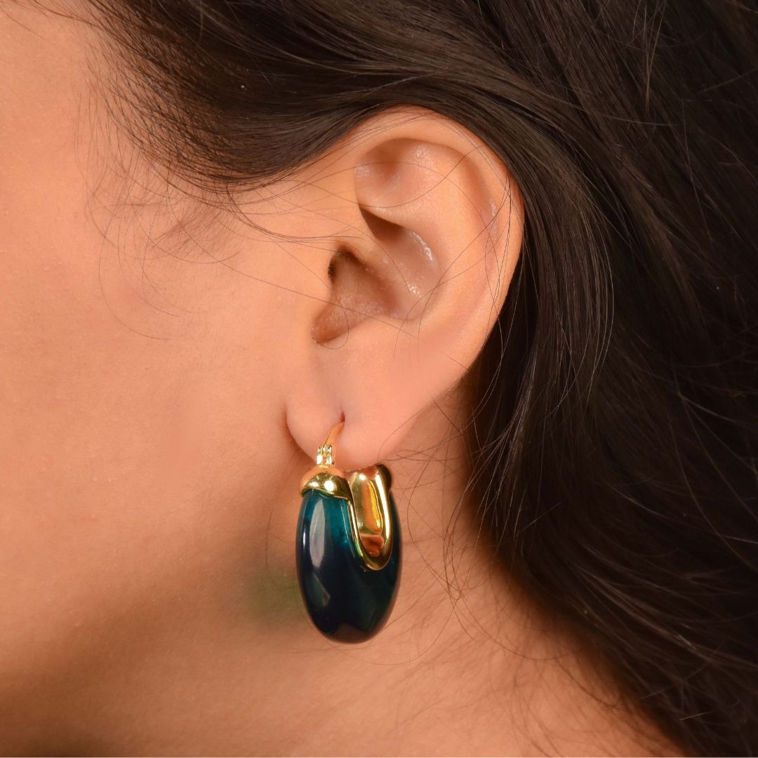 Marbled resin hoops with a glossy swirl design and an anti-tarnish gold finish, perfect for everyday wear and statement styling.