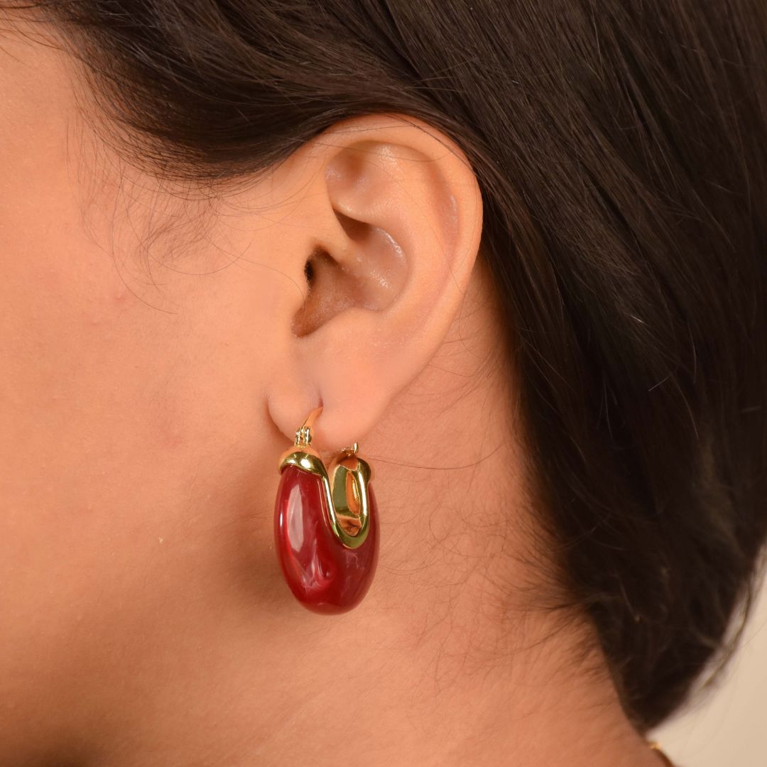 Marbled resin hoops with a glossy swirl design and an anti-tarnish gold finish, perfect for everyday wear and statement styling.