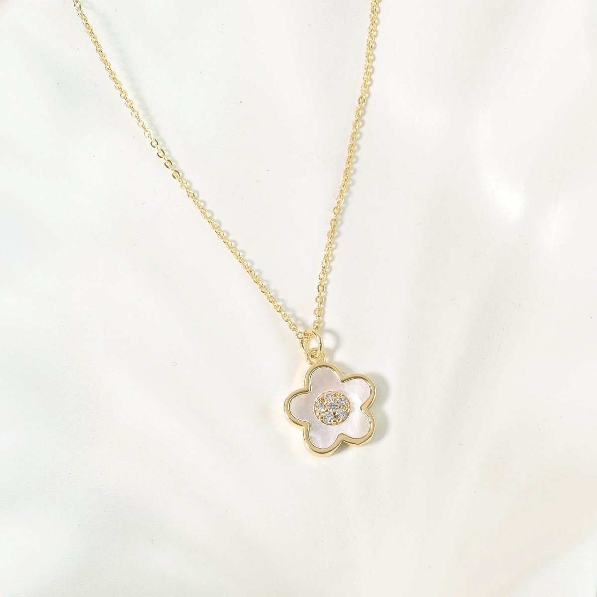 Delicate Daisy Necklace - Upakarnaproduct_type