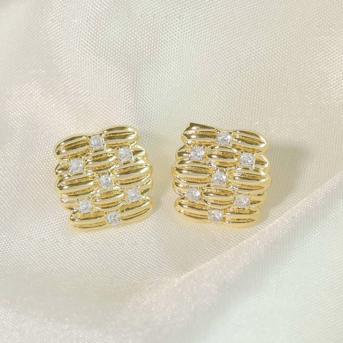 Diamond Dust Square Earring - Upakarnaproduct_type