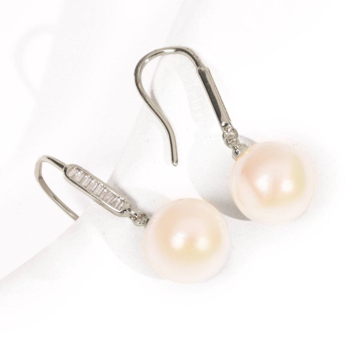 Luminance Pearl Earring - Upakarnaproduct_type