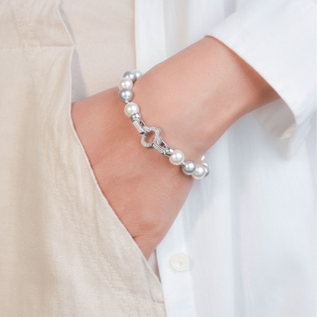 Pearl bracelet with mixed pearl detailing and a crystal clover clasp, finished with an anti-tarnish coating, perfect for everyday wear and elegant styling.