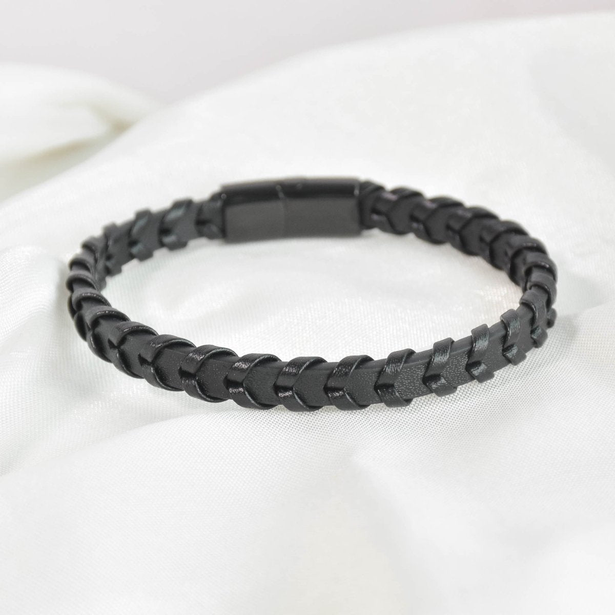 Phantom Plait Men Bracelet - Upakarnaproduct_type
