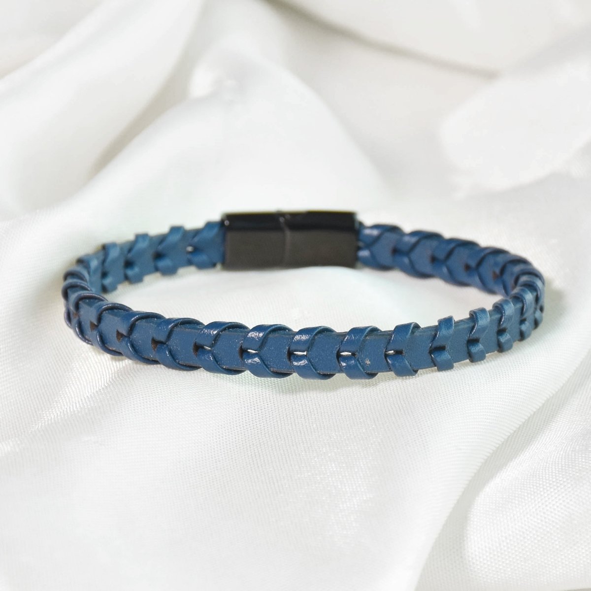 Phantom Plait Men Bracelet - Upakarnaproduct_type