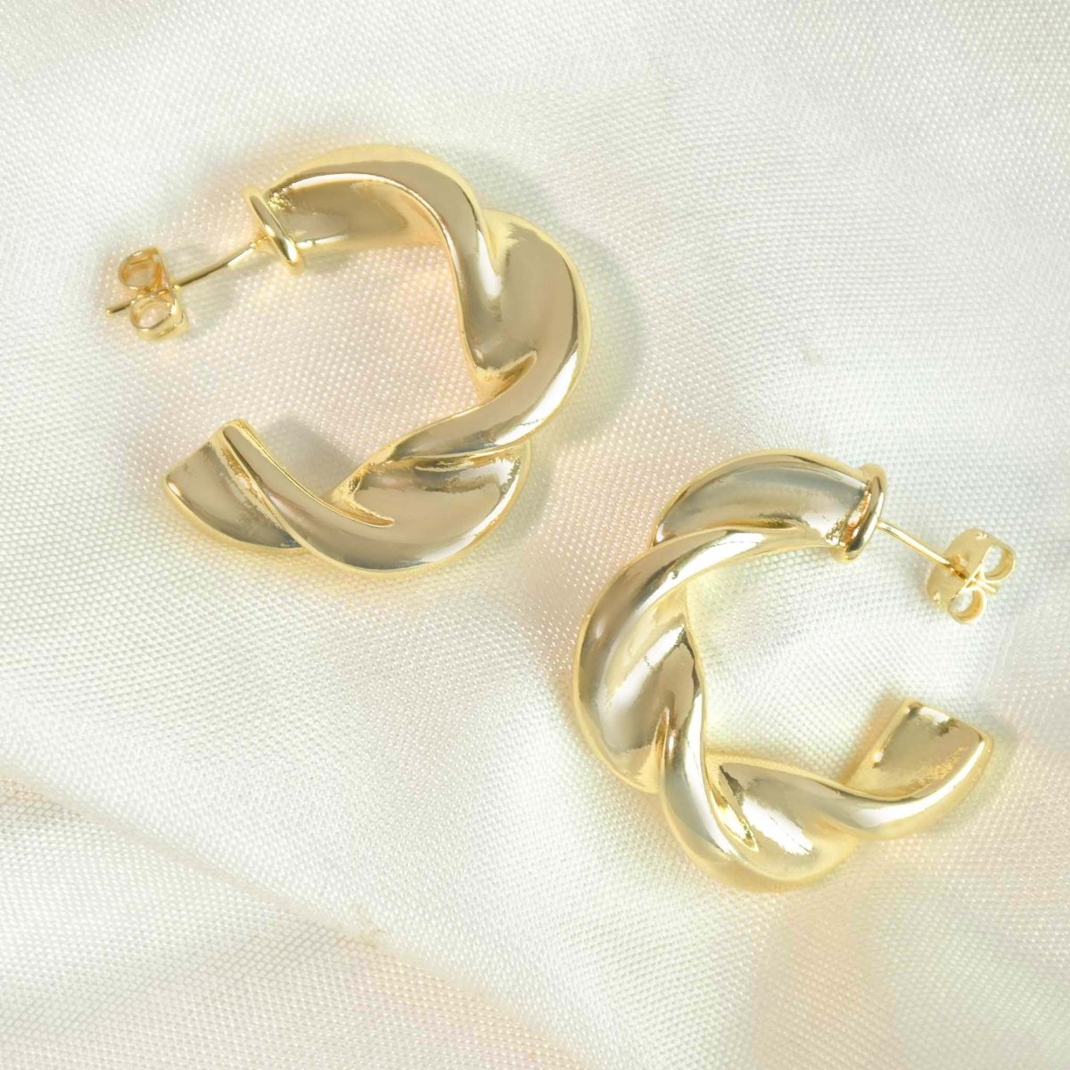 Twisted Hoop Earring - Upakarnaproduct_type
