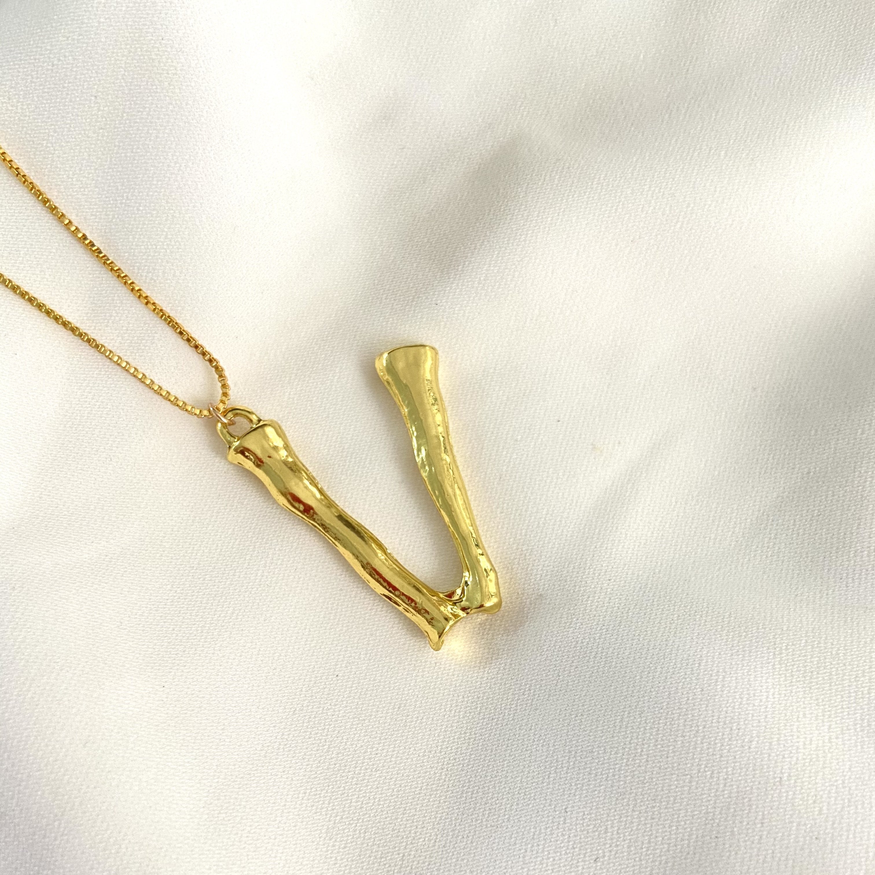 Initial Necklaces - Upakarna Initial Necklaces V A D golden 16