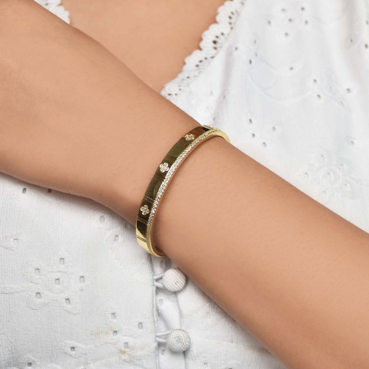 Elegant golden studded bangle with sparkling stone detailing and an adjustable anti-tarnish finish, perfect for everyday elegance, brunch dates, parties, and versatile styling.
