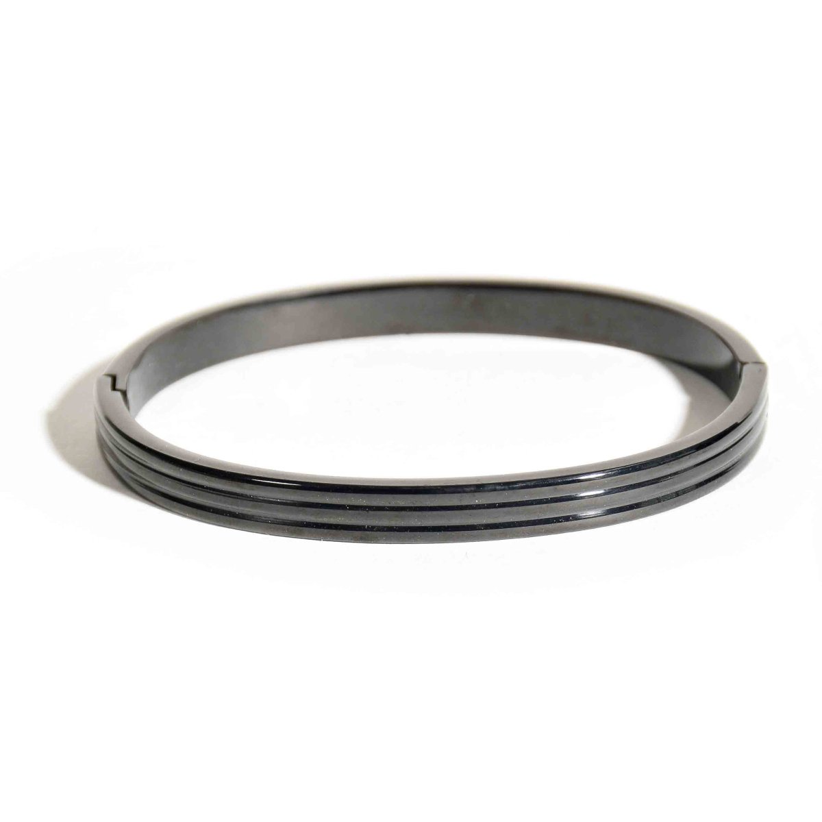 Minimal men’s kada with a sleek anti-tarnish finish and openable clasp design, available in rosegold, silver, golden, and black, perfect for everyday wear and effortless modern styling.

