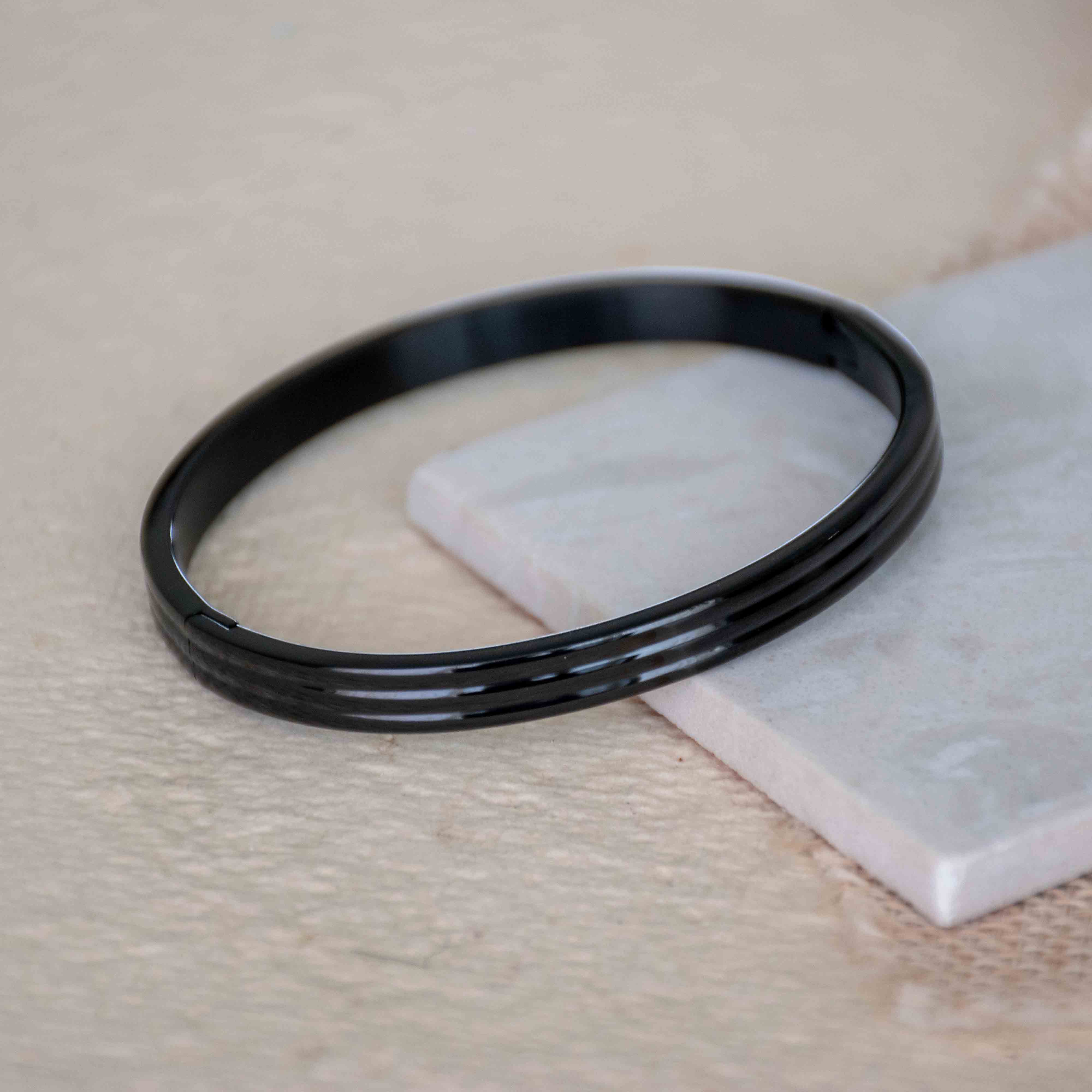 Minimal men’s kada with a sleek anti-tarnish finish and openable clasp design, available in rosegold, silver, golden, and black, perfect for everyday wear and effortless modern styling.
