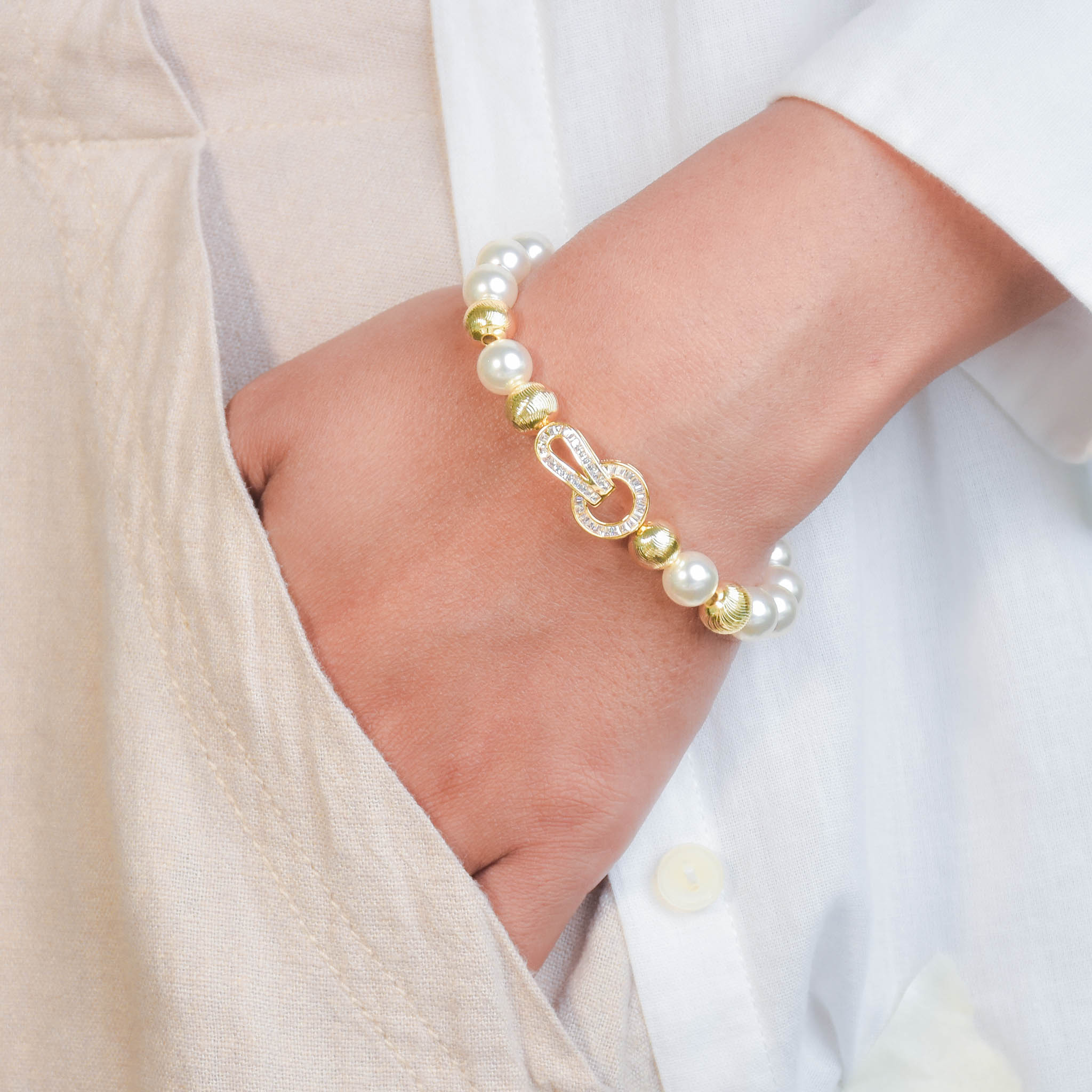 Glimmering Interlock Pearl Bracelet
