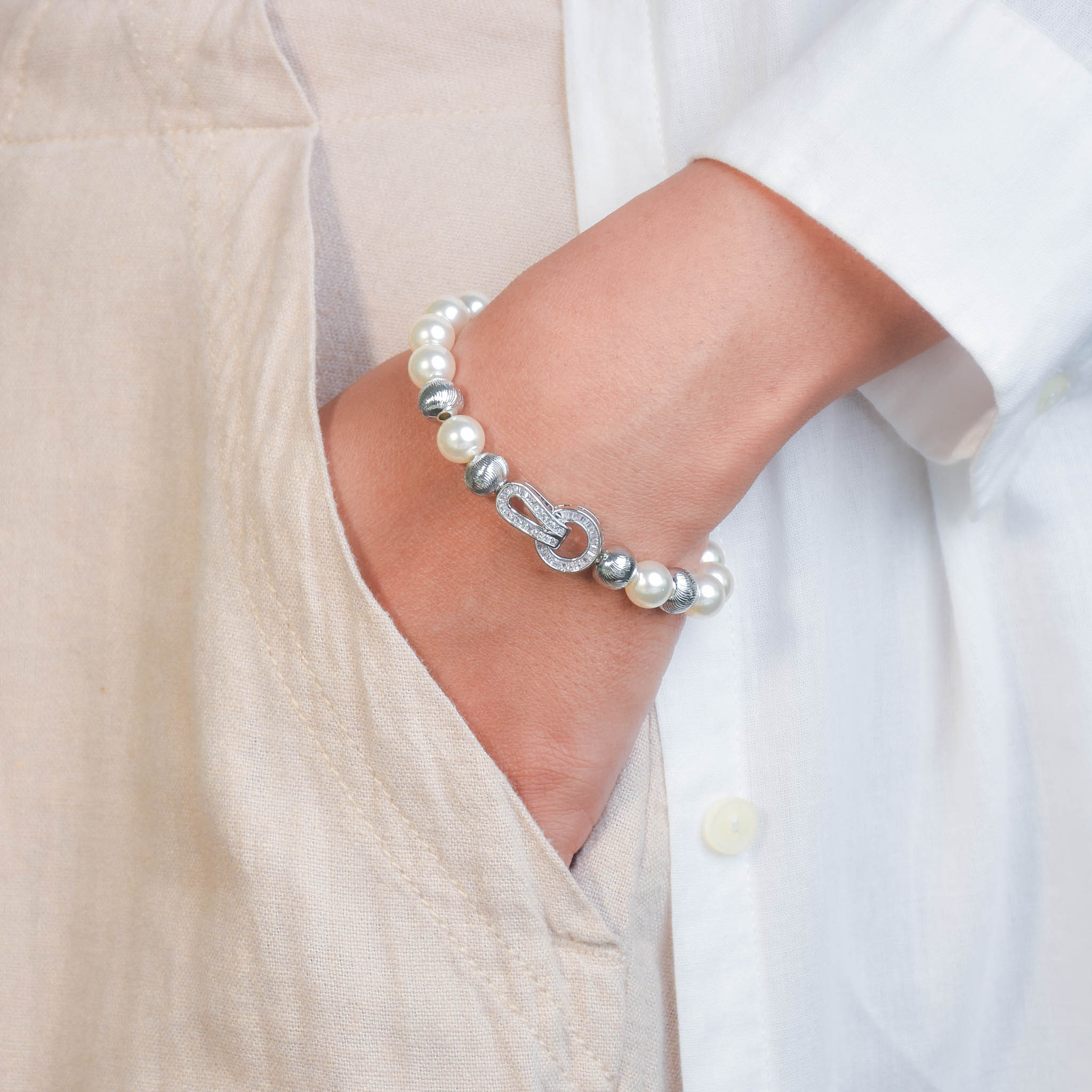 Glimmering Interlock Pearl Bracelet