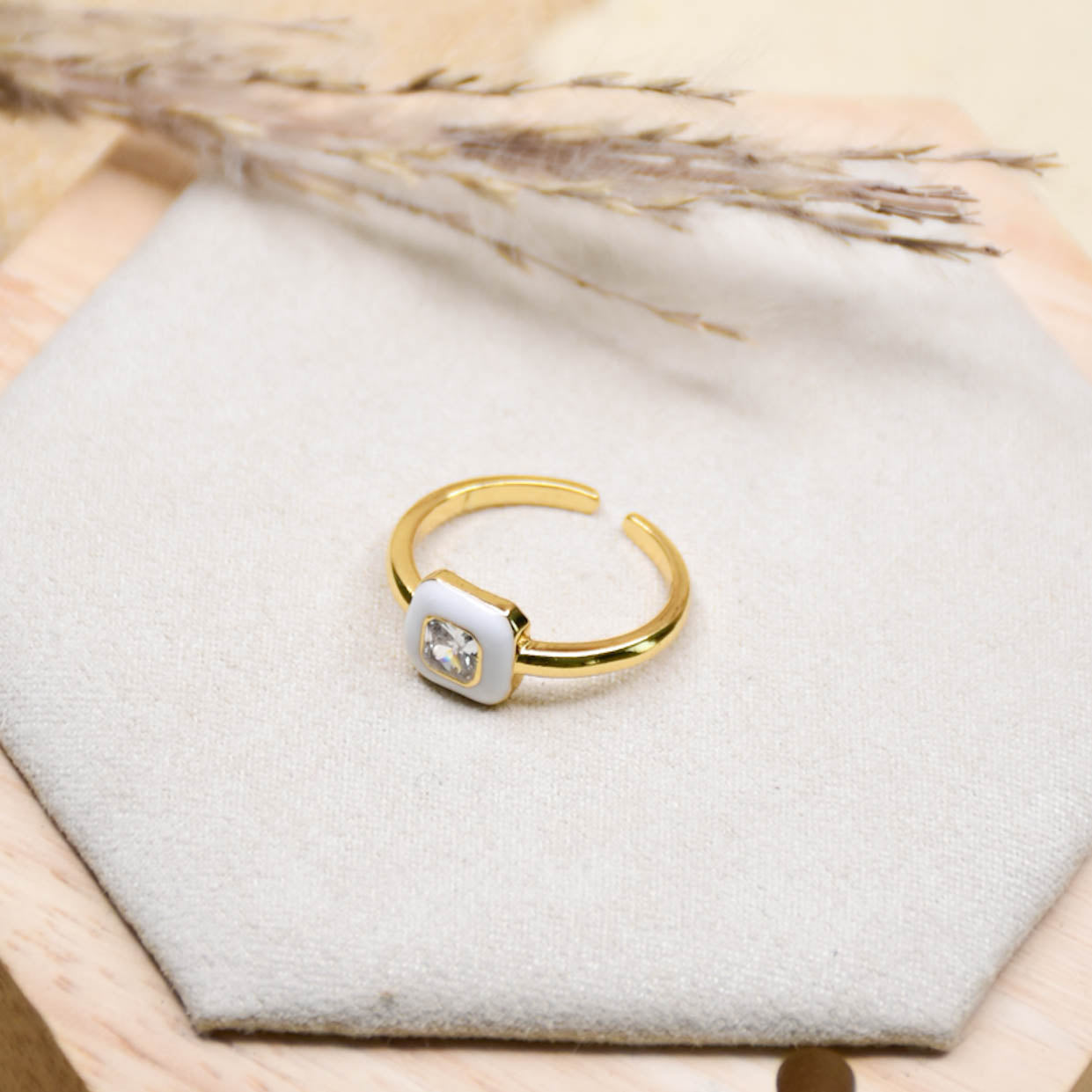 Stylish White Stone 22KT Gold Finger Ring for Men