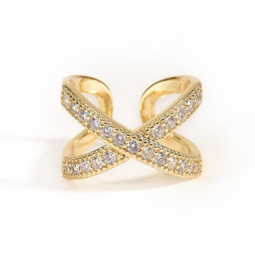 Elegant golden drape-style ring with shimmering crystal detailing and an adjustable anti-tarnish finish, perfect for everyday elegance, parties, and special occasions.
