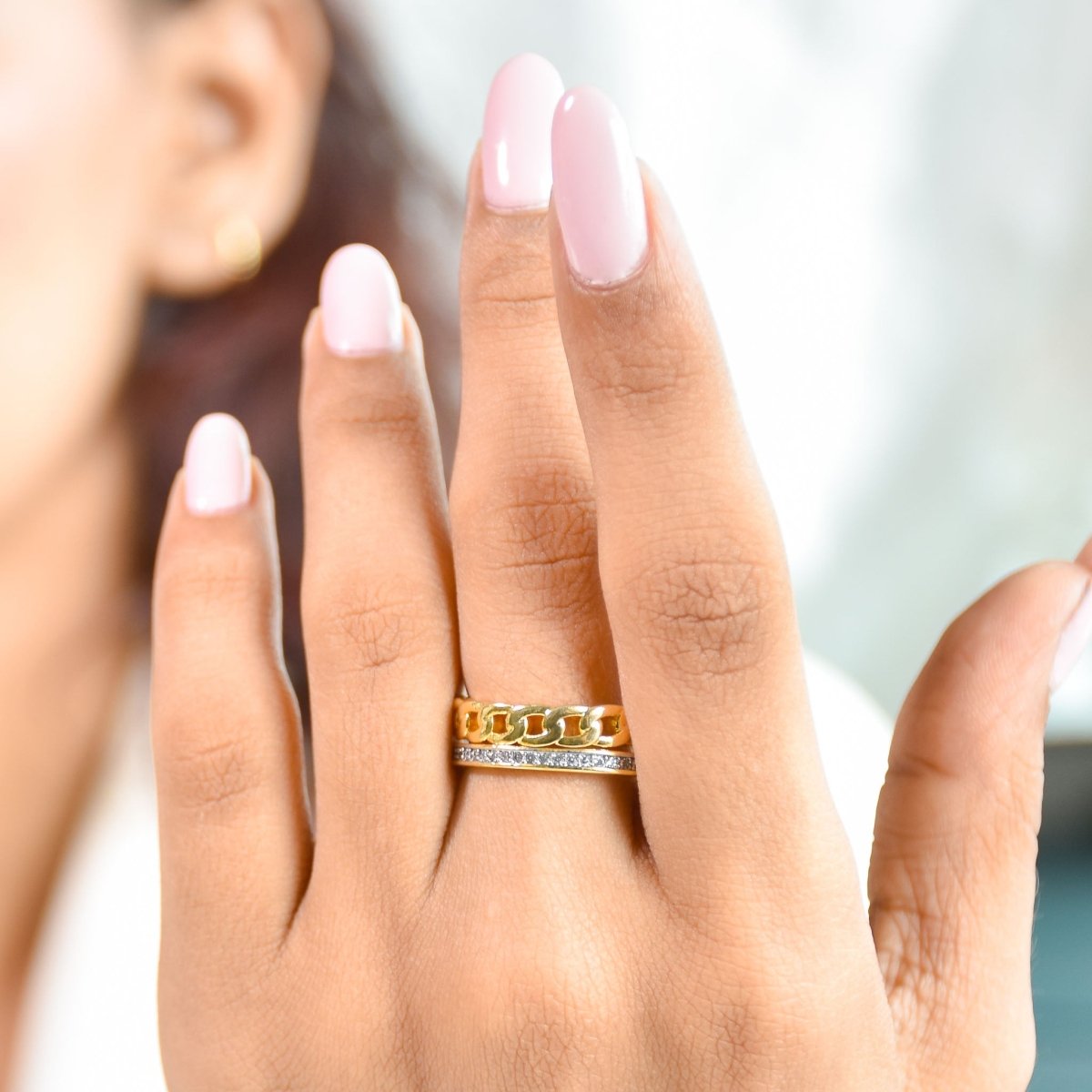 Elegant golden interlink ring with sparkling pavé chain detailing and an adjustable anti-tarnish finish, perfect for modern elegance, everyday styling, and thoughtful gifting.
