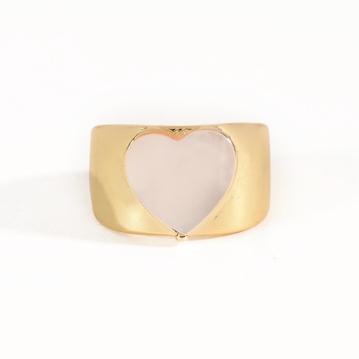 Elegant golden heart ring with a luminous mother-of-pearl centerpiece and anti-tarnish finish. perfect for romantic styling, everyday elegance, and thoughtful gifting.
