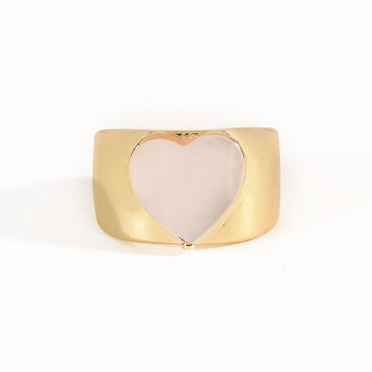 Elegant golden heart ring with a luminous mother-of-pearl centerpiece and anti-tarnish finish. perfect for romantic styling, everyday elegance, and thoughtful gifting.
