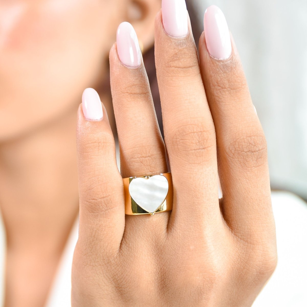 Elegant golden heart ring with a luminous mother-of-pearl centerpiece and anti-tarnish finish. perfect for romantic styling, everyday elegance, and thoughtful gifting.
