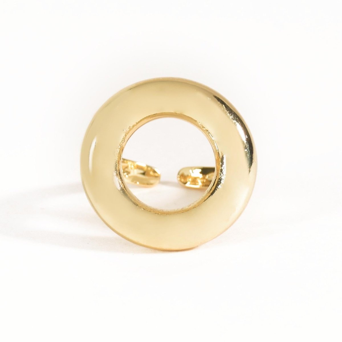 Bold golden statement ring with a sleek open-oval design and anti-tarnish finish. perfect for modern styling, minimalist looks, and effortless day-to-night elegance.
