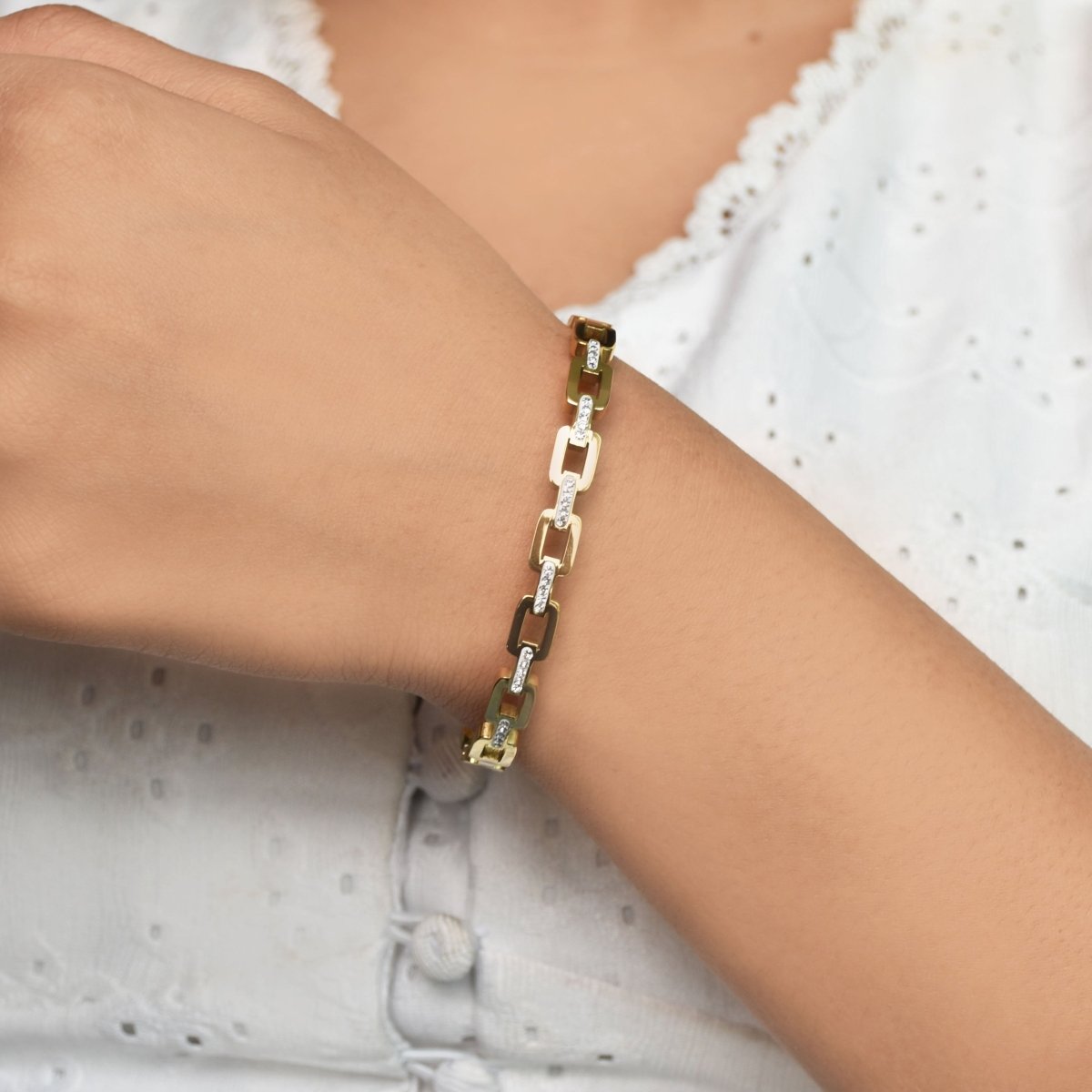 Studded buckle link bangle with sparkling stone detailing and an anti-tarnish finish, available in gold and rose gold, perfect for everyday wear, modern styling, and effortless stacking.
