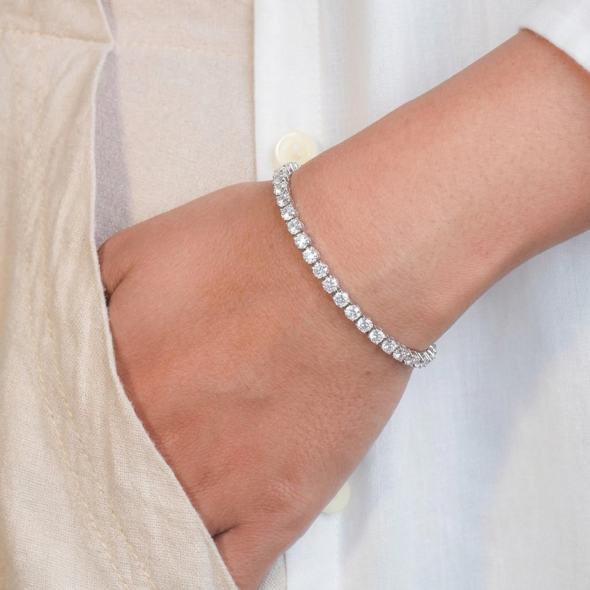 Elevate your style with this 925 sterling silver tennis bracelet, designed with dazzling stones and timeless sophistication.