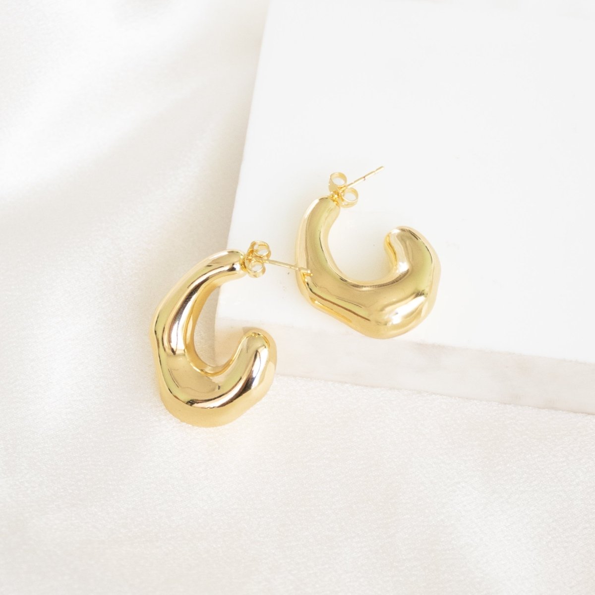 Big Bold U Shaped Earrings - Upakarnaproduct_type