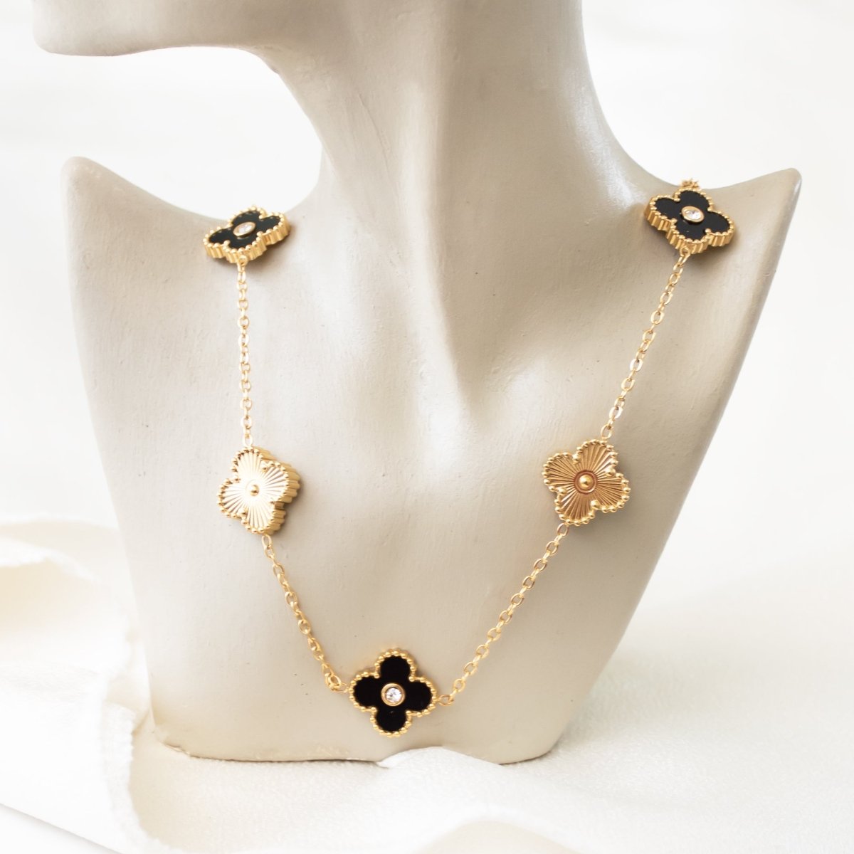 Black & Gold Clover Necklace - Upakarnaproduct_type