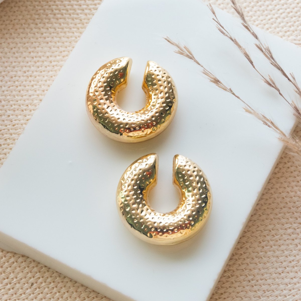 Chunky Golden Ear Cuff - Upakarnaproduct_type