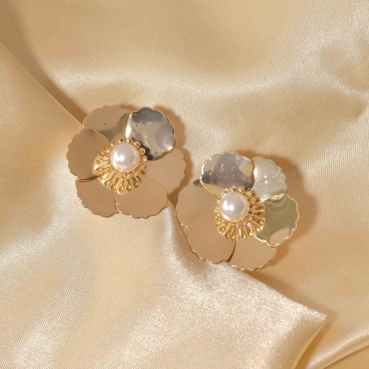 Classic Pearl Petals Necklace Set - Upakarnaproduct_type