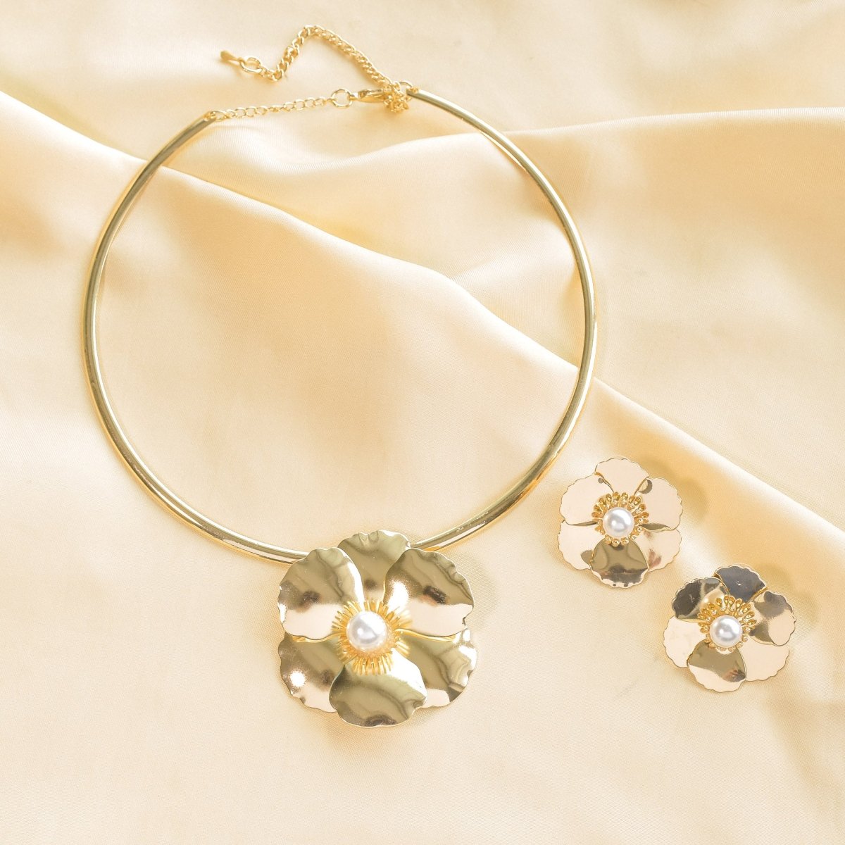 Classic Pearl Petals Necklace Set - Upakarnaproduct_type