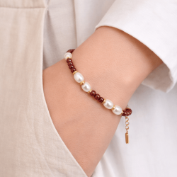 Pearl bracelet with burgundy beads and an anti-tarnish gold finish, perfect for everyday wear and elegant styling.
