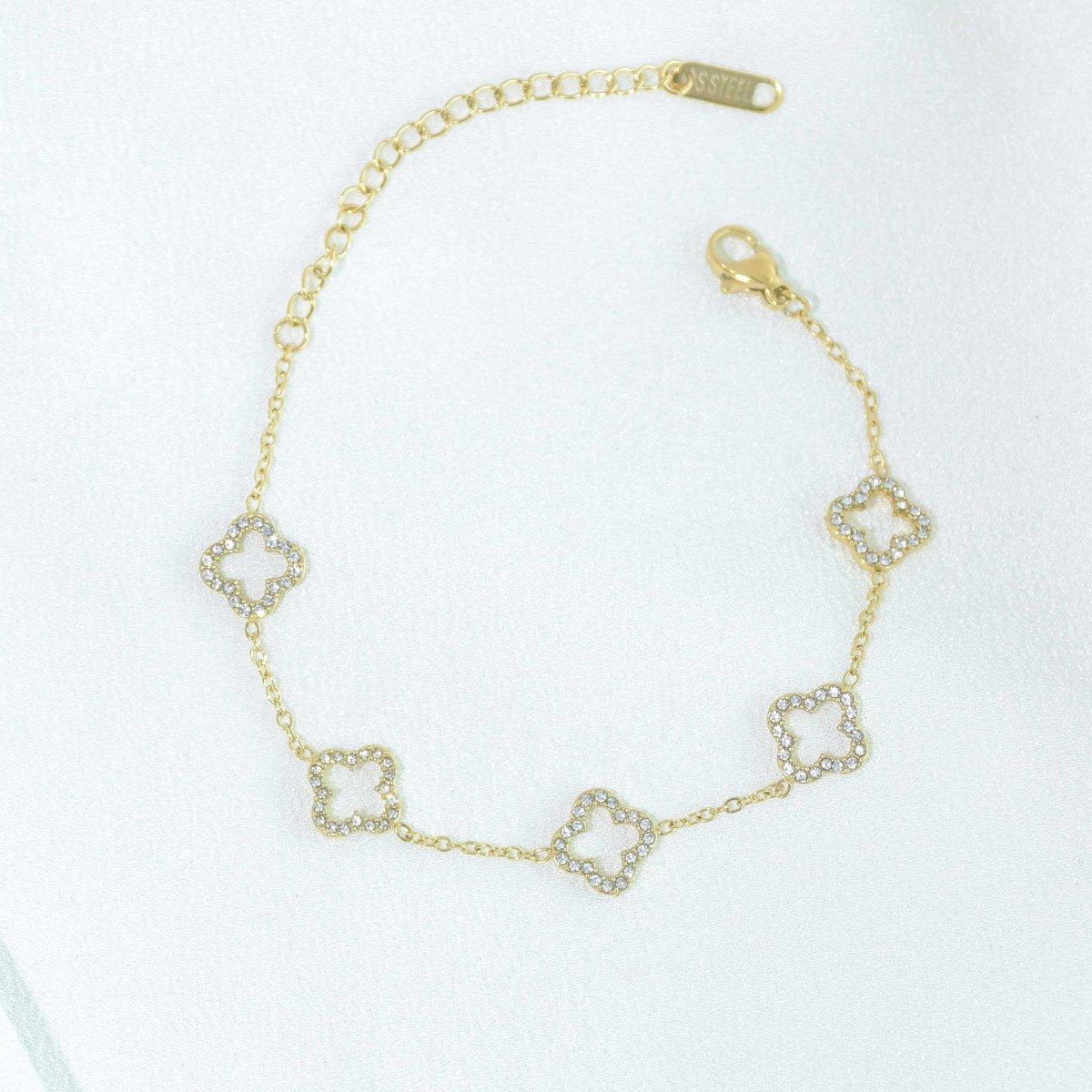 Elegant Clover Charm Bracelet - Upakarnaproduct_type