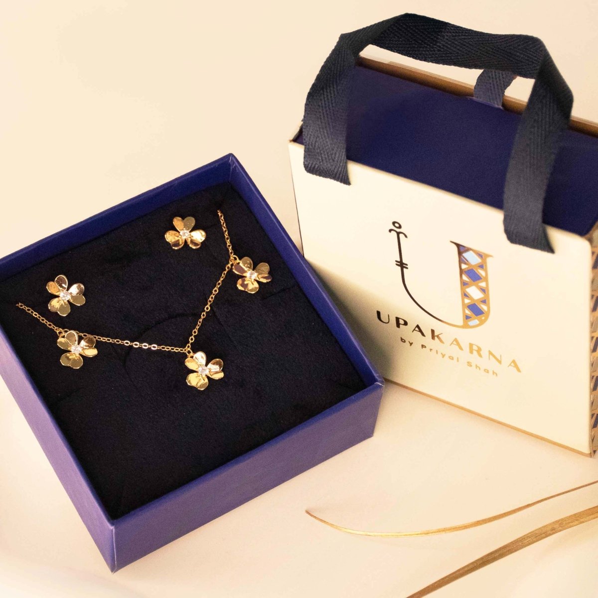 Floral Charm Necklace Gift Set - Upakarnaproduct_type