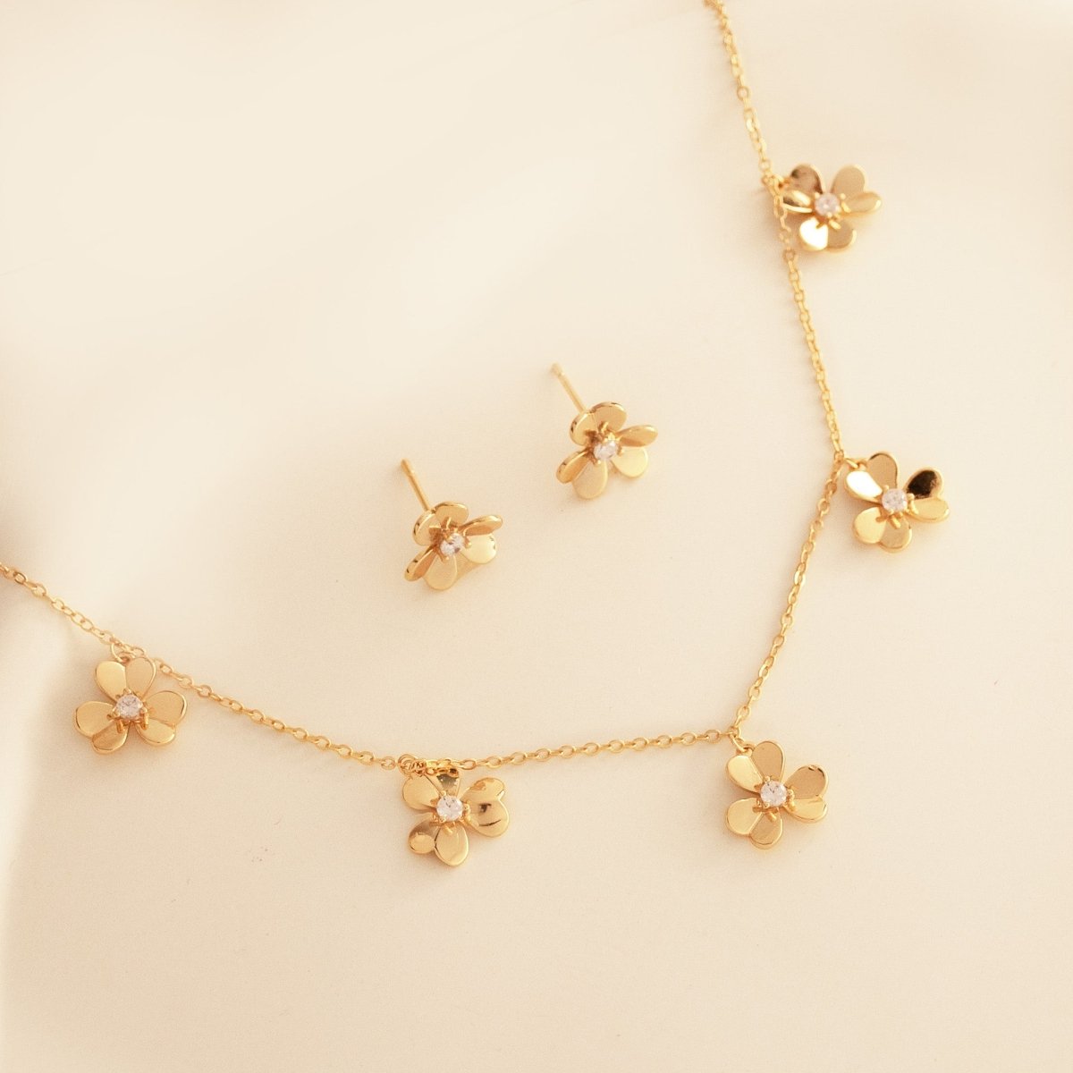 Floral Charm Necklace Gift Set - Upakarnaproduct_type
