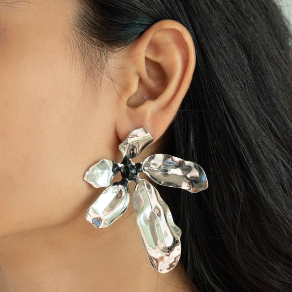 Flower Black Gaze Earrings - Upakarnaproduct_type