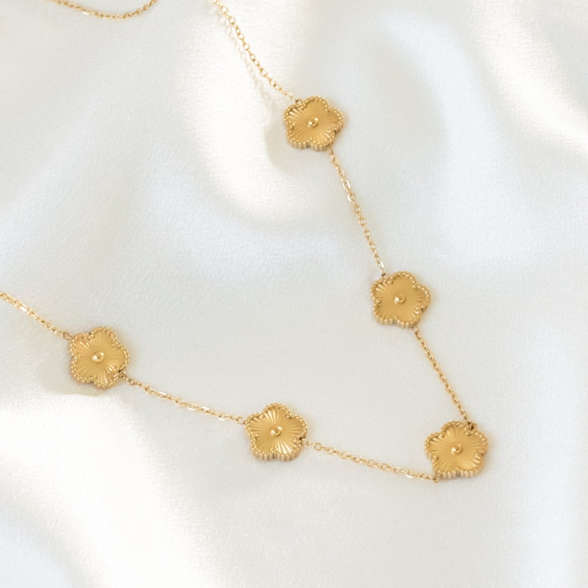 Golden Textured Clover Necklace - Upakarnaproduct_type