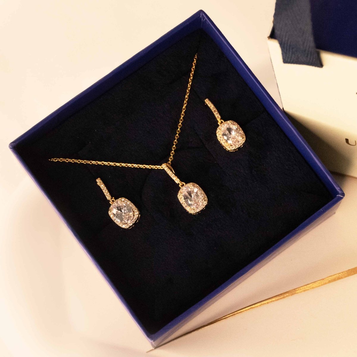 Oval shaped Diamond Necklace Gift Set - Upakarnaproduct_type