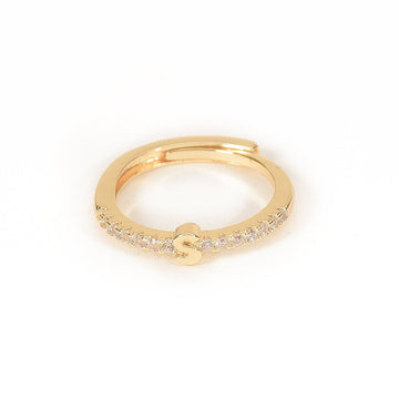 Plain initial ring with a minimalist personalized design and an anti-tarnish gold finish, perfect for everyday wear, meaningful styling, and thoughtful gifting.
