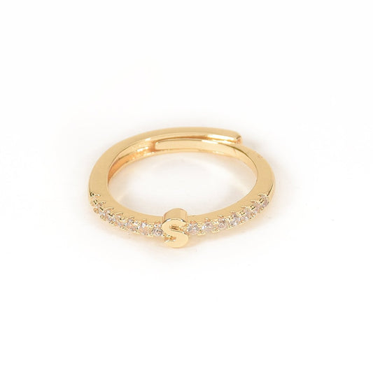 Plain initial ring with a minimalist personalized design and an anti-tarnish gold finish, perfect for everyday wear, meaningful styling, and thoughtful gifting.
