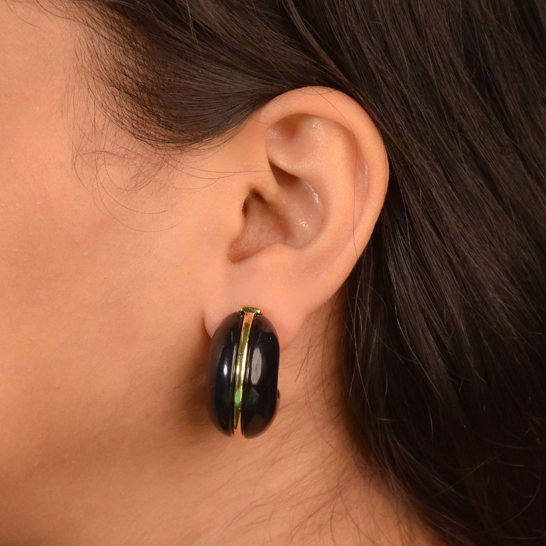 Resin drop hoops with a high-gloss sculptural design and an anti-tarnish silver finish, perfect for everyday wear and statement styling.
