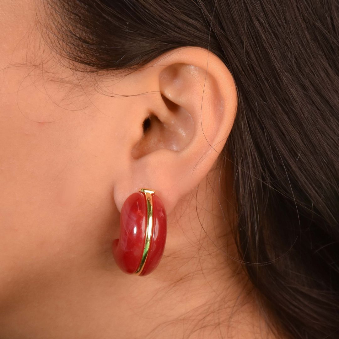 Resin drop hoops with a high-gloss sculptural design and an anti-tarnish silver finish, perfect for everyday wear and statement styling.
