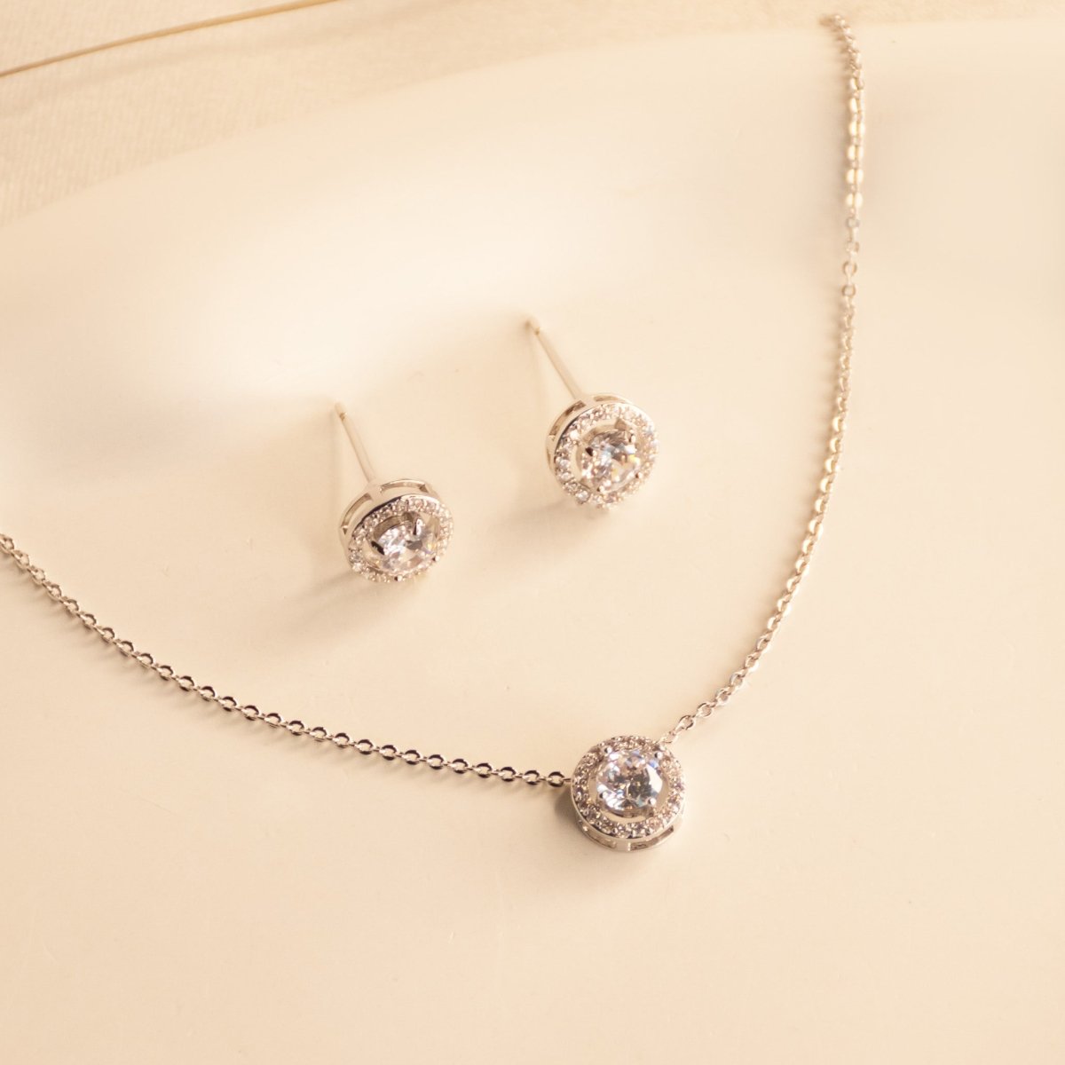 Round Diamond Necklace Gift Set - Upakarnaproduct_type