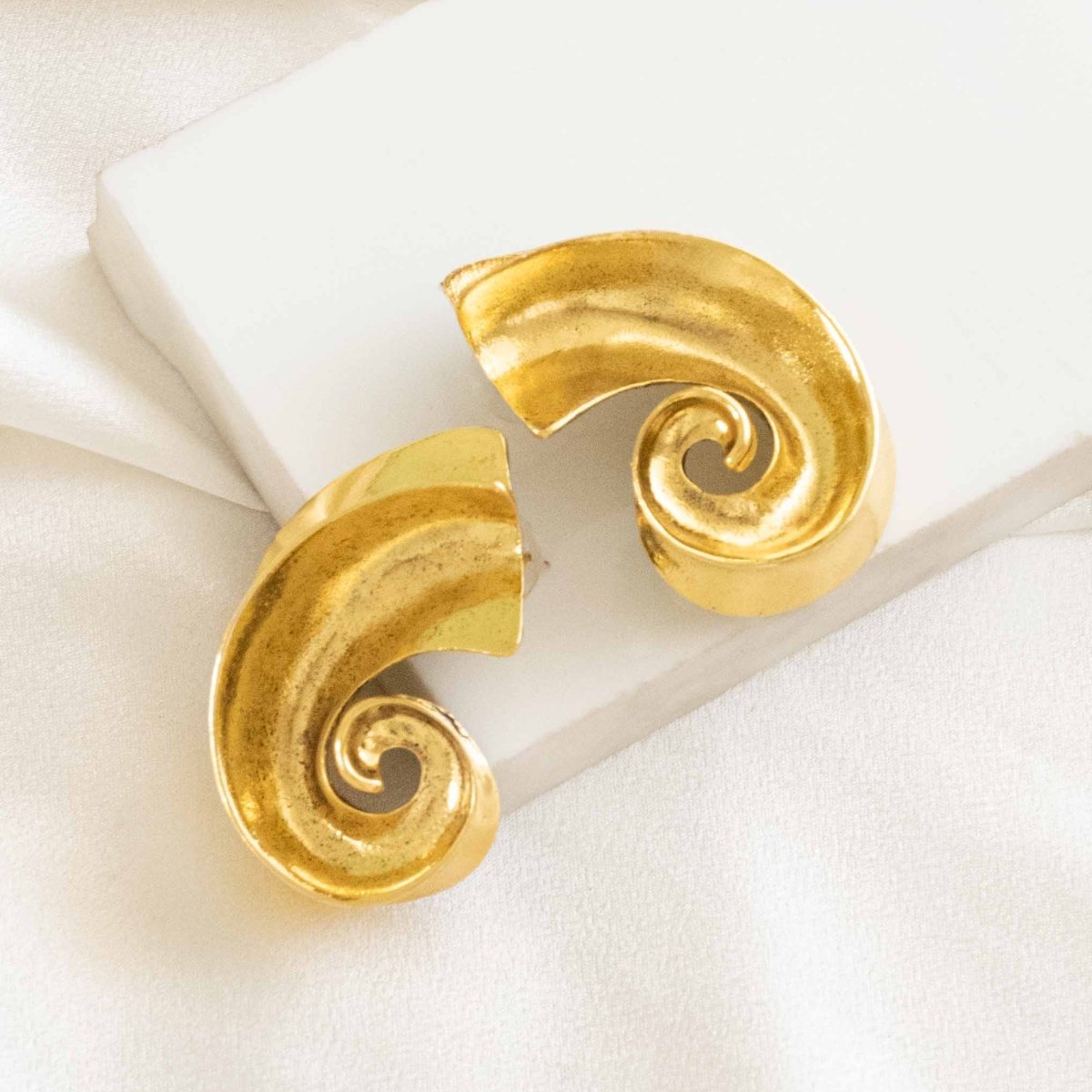 Snail Swirl Chunky Earrings - Upakarnaproduct_type