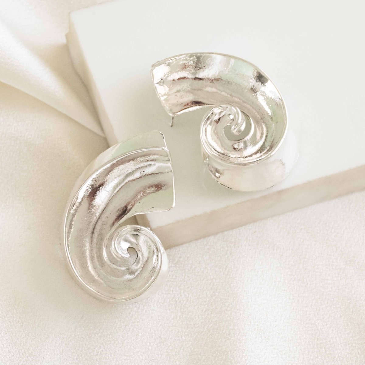 Snail Swirl Chunky Earrings - Upakarnaproduct_type