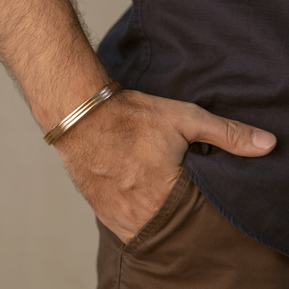 Minimal men’s kada with a sleek anti-tarnish finish and openable clasp design, available in rosegold, silver, golden, and black, perfect for everyday wear and effortless modern styling.

